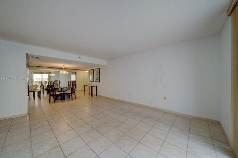 Condo in Miami Beach, Florida, 2 bedrooms  № 1400103 - photo 11