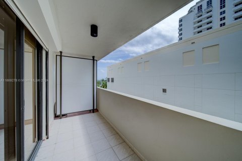 Condo in Miami Beach, Florida, 2 bedrooms  № 1400103 - photo 24