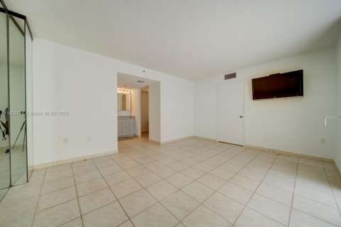 Condo in Miami Beach, Florida, 2 bedrooms  № 1400103 - photo 20