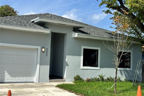 House in West Park, Florida 4 bedrooms № 1095757 - photo 1