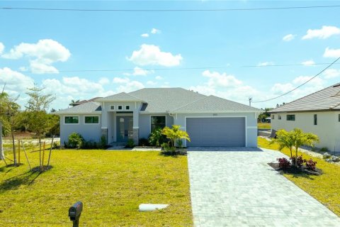 House in Cape Coral, Florida 3 bedrooms, 168.62 sq.m. № 1386797 - photo 1