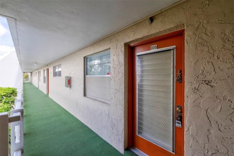 Condo in Lauderhill, Florida, 1 bedroom  № 1154628 - photo 1