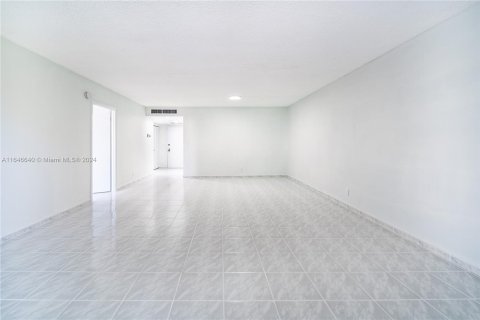 Condo in Hallandale Beach, Florida, 1 bedroom  № 1329525 - photo 11