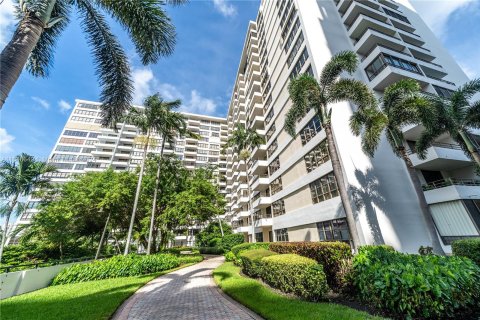 Condominio en alquiler en Hallandale Beach, Florida, 1 dormitorio, 92.9 m2 № 1329525 - foto 2