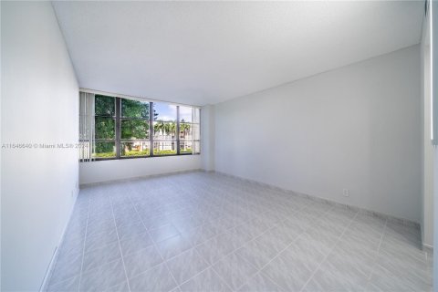 Condo in Hallandale Beach, Florida, 1 bedroom  № 1329525 - photo 22