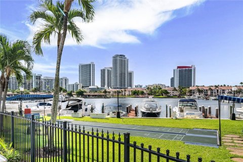 Condo in Hallandale Beach, Florida, 1 bedroom  № 1329525 - photo 8