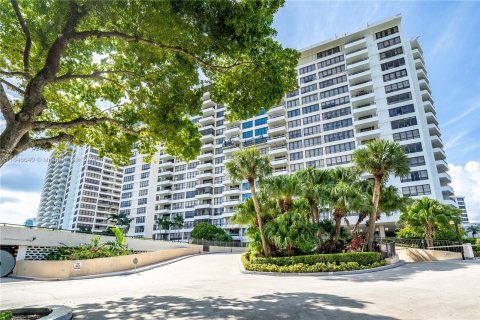 Condominio en alquiler en Hallandale Beach, Florida, 1 dormitorio, 92.9 m2 № 1329525 - foto 1