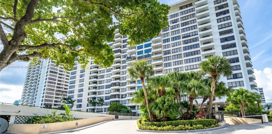 Condo in Hallandale Beach, Florida, 1 bedroom  № 1329525