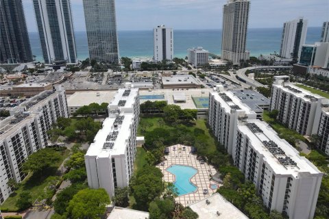 Condo in Sunny Isles Beach, Florida, 2 bedrooms  № 1384452 - photo 24