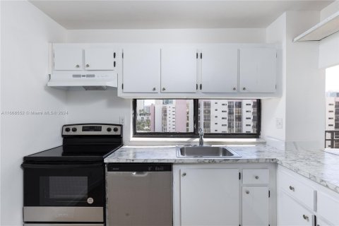 Condo in Sunny Isles Beach, Florida, 2 bedrooms  № 1384452 - photo 1