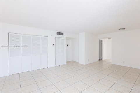 Copropriété à louer à Sunny Isles Beach, Floride: 2 chambres, 83.05 m2 № 1384452 - photo 4