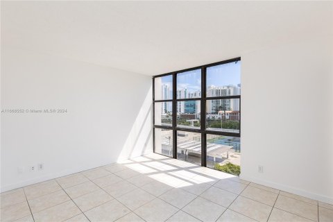 Copropriété à louer à Sunny Isles Beach, Floride: 2 chambres, 83.05 m2 № 1384452 - photo 11