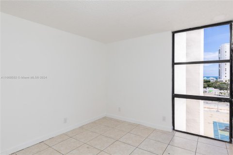 Copropriété à louer à Sunny Isles Beach, Floride: 2 chambres, 83.05 m2 № 1384452 - photo 8