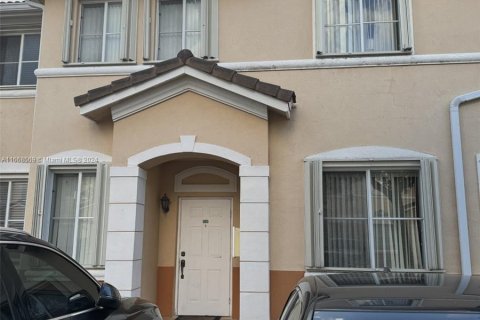 Townhouse in Hialeah, Florida 3 bedrooms, 139.35 sq.m. № 1384450 - photo 1