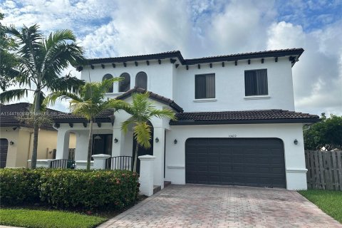 Villa ou maison à louer à Miami, Floride: 5 chambres, 243.78 m2 № 872907 - photo 1