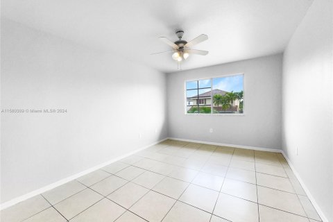 House in Cutler Bay, Florida 4 bedrooms, 158.4 sq.m. № 1155216 - photo 3