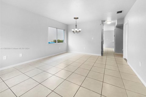 Casa en venta en Cutler Bay, Florida, 4 dormitorios, 158.4 m2 № 1155216 - foto 4