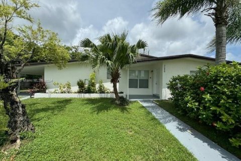 House in Miami, Florida 2 bedrooms, 107.95 sq.m. № 1427945 - photo 2