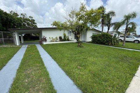 House in Miami, Florida 2 bedrooms, 107.95 sq.m. № 1427945 - photo 1