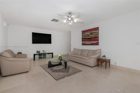 House in Lauderdale-by-the-Sea, Florida 4 bedrooms, 272.58 sq.m. № 1381984 - photo 18