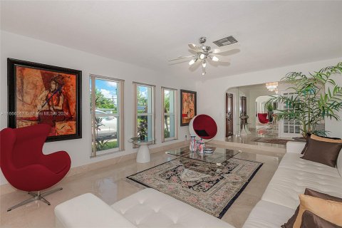 House in Lauderdale-by-the-Sea, Florida 4 bedrooms, 272.58 sq.m. № 1381984 - photo 15