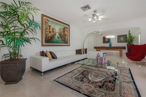 House in Lauderdale-by-the-Sea, Florida 4 bedrooms, 272.58 sq.m. № 1381984 - photo 13