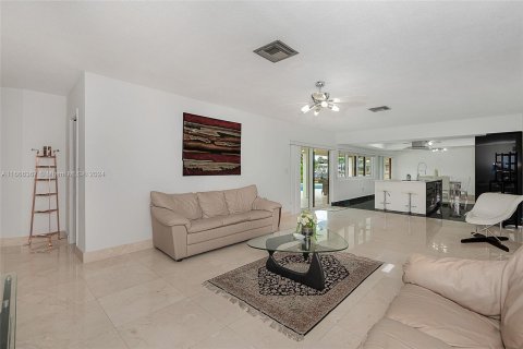 House in Lauderdale-by-the-Sea, Florida 4 bedrooms, 272.58 sq.m. № 1381984 - photo 17