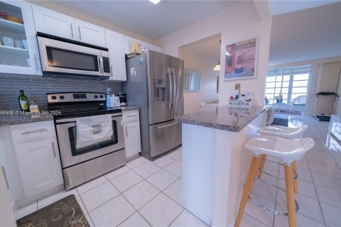 Condo in Sunrise, Florida, 2 bedrooms  № 1381937 - photo 5