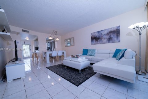 Condo in Sunrise, Florida, 2 bedrooms  № 1381937 - photo 9