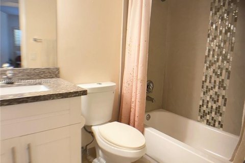 Condo in Sunrise, Florida, 2 bedrooms  № 1381937 - photo 16