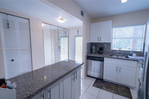 Condo in Sunrise, Florida, 2 bedrooms  № 1381937 - photo 7