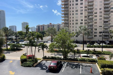 Condo in Sunny Isles Beach, Florida, 1 bedroom  № 1096110 - photo 1