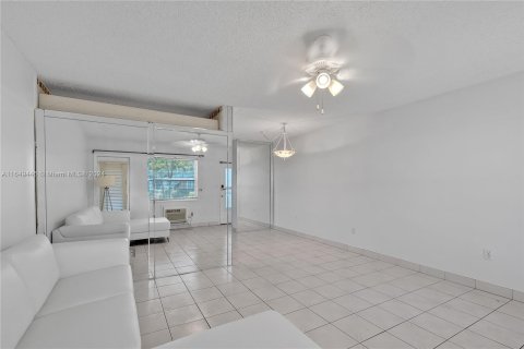 Condo in Miami, Florida, 1 bedroom  № 1331923 - photo 3