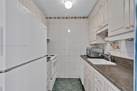 Condo in Miami, Florida, 1 bedroom  № 1331923 - photo 4