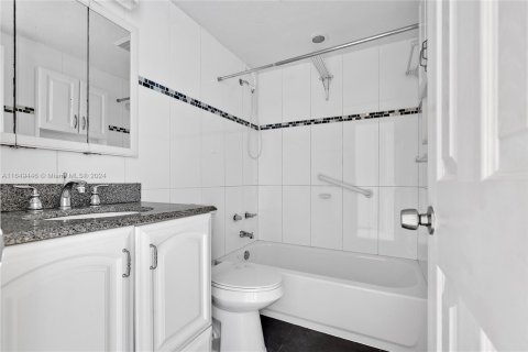 Condo in Miami, Florida, 1 bedroom  № 1331923 - photo 5