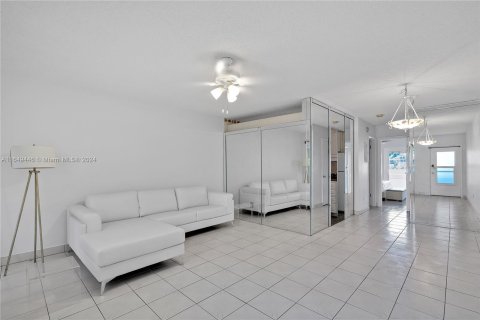 Condo in Miami, Florida, 1 bedroom  № 1331923 - photo 2