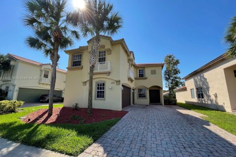 House in Port St. Lucie, Florida 5 bedrooms, 325.34 sq.m. № 1401642 - photo 1