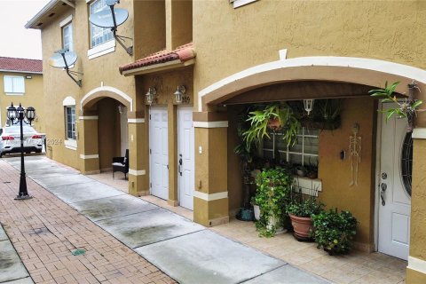 Condominio en venta en Hialeah, Florida, 2 dormitorios, 86.4 m2 № 1401643 - foto 2