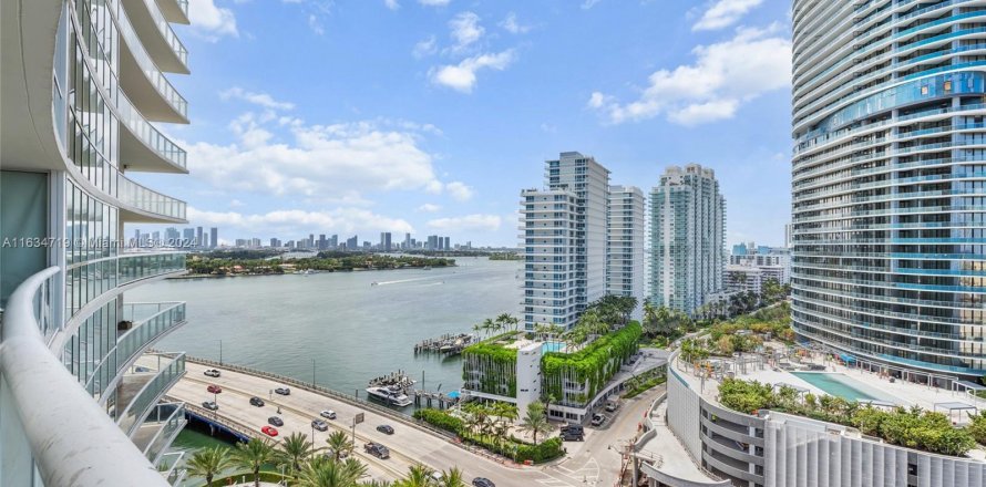 Condominio en Miami Beach, Florida, 2 dormitorios  № 1295149