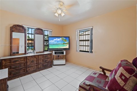 Villa ou maison à vendre à Miami, Floride: 2 chambres, 86.49 m2 № 1080332 - photo 12
