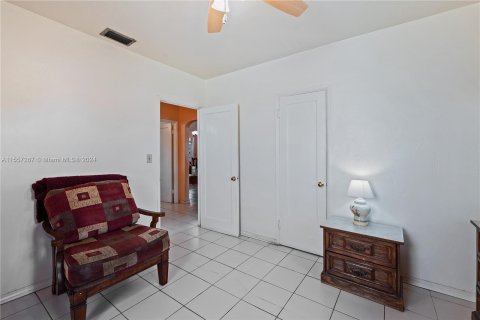 Villa ou maison à vendre à Miami, Floride: 2 chambres, 86.49 m2 № 1080332 - photo 11