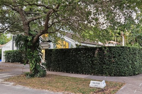 House in Coral Gables, Florida 3 bedrooms, 197.42 sq.m. № 1184618 - photo 3