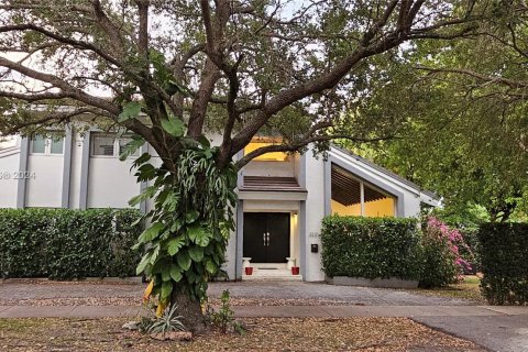 House in Coral Gables, Florida 3 bedrooms, 197.42 sq.m. № 1184618 - photo 2