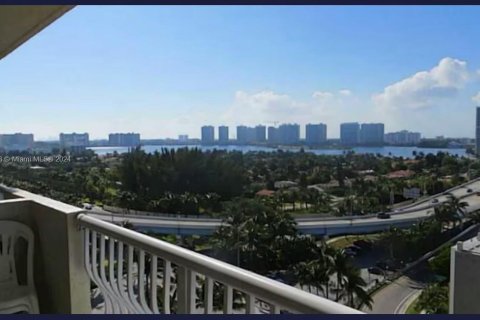 Condominio en venta en Sunny Isles Beach, Florida, 33.44 m2 № 1235996 - foto 1