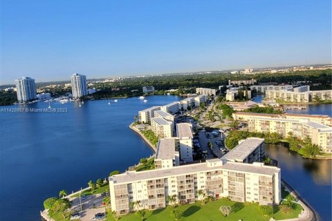 Condo in Aventura, Florida, 2 bedrooms  № 647633 - photo 19