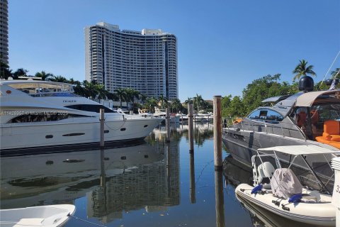 Condo in Aventura, Florida, 2 bedrooms  № 647633 - photo 3