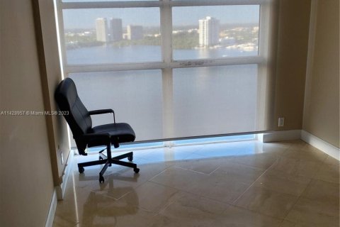 Condo in Aventura, Florida, 2 bedrooms  № 647633 - photo 15