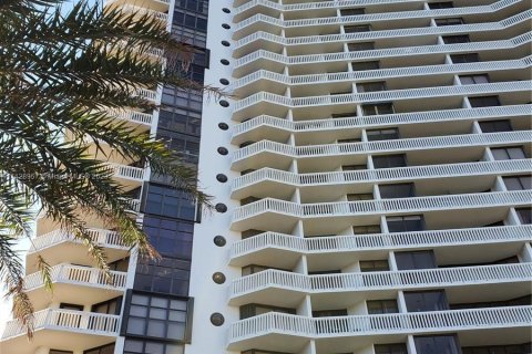 Condominio en venta en Aventura, Florida, 2 dormitorios, 125.42 m2 № 647633 - foto 4