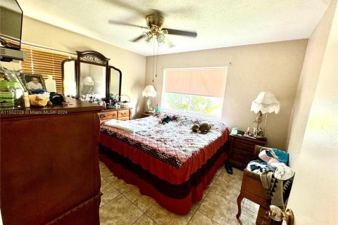 House in Opa-locka, Florida 3 bedrooms, 92.9 sq.m. № 1080960 - photo 10