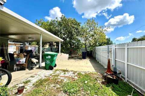 House in Opa-locka, Florida 3 bedrooms, 92.9 sq.m. № 1080960 - photo 15